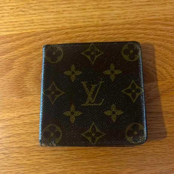 Authentic men’s Louis Vuitton wallet. Pre owned and corners gently tattered. - Picture 1 of 11
